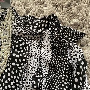 BRAND NEW WITH TAGS Women’s Plus Bowneck Blouse